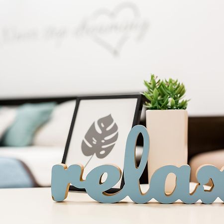 Bright And Cozy Apart With Balcony ลวีฟ ภายนอก รูปภาพ